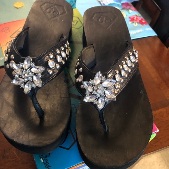 Sandals - Picture 2 of 3